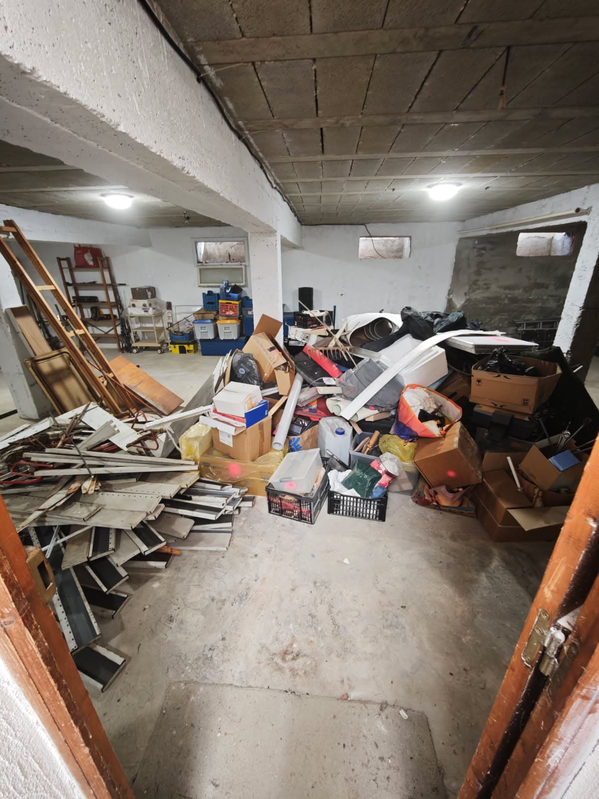 avant d'un chantier de debarras en corse