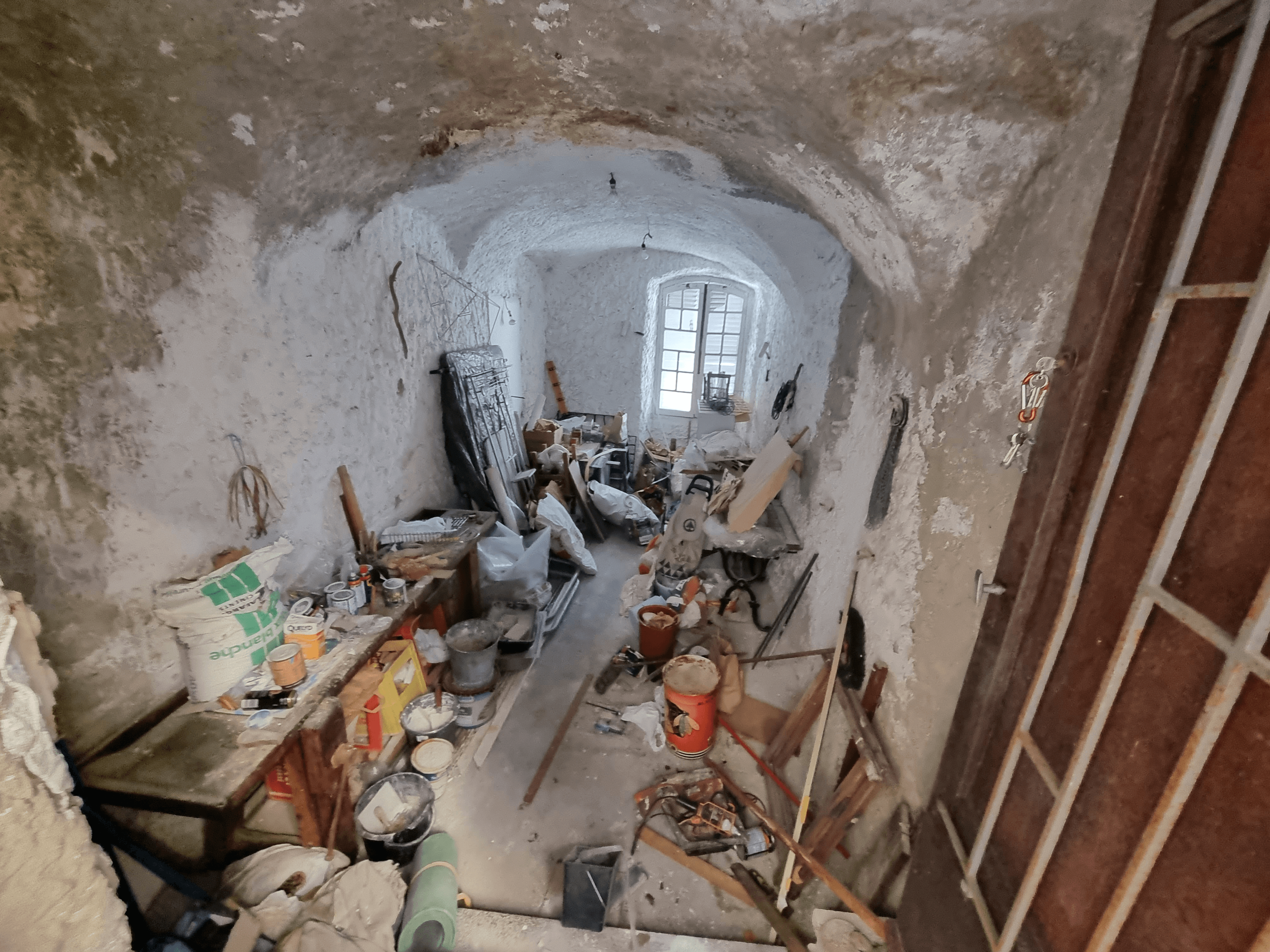 avant d'un chantier de debarras en corse