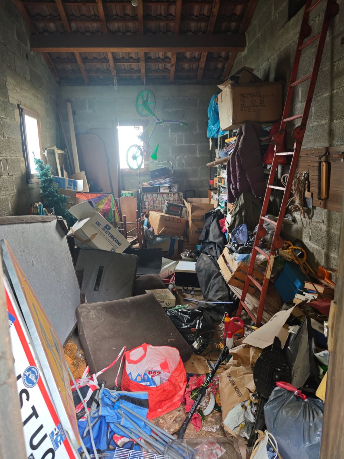 avant d'un chantier de debarras en corse