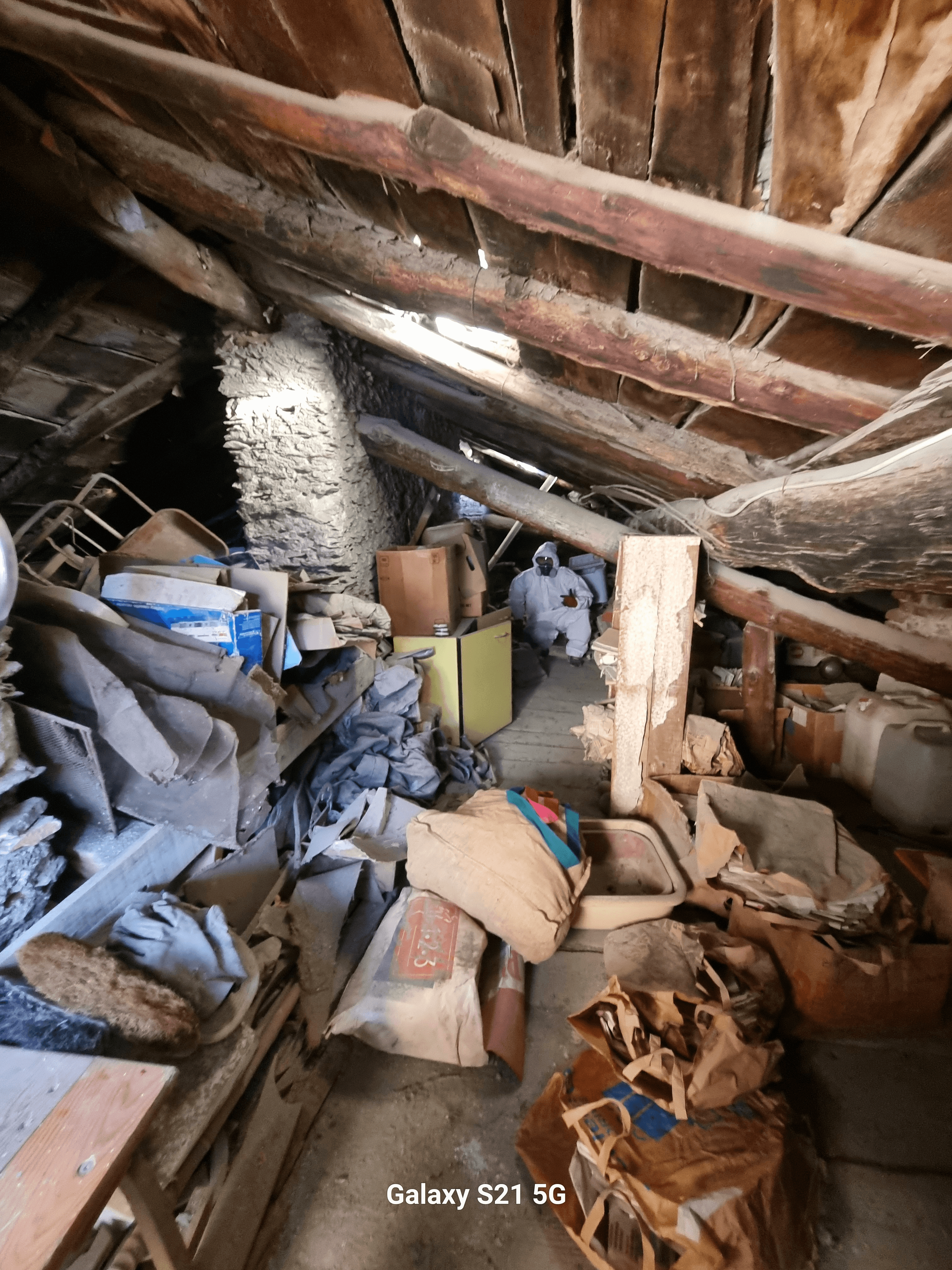 avant d'un chantier de debarras en corse