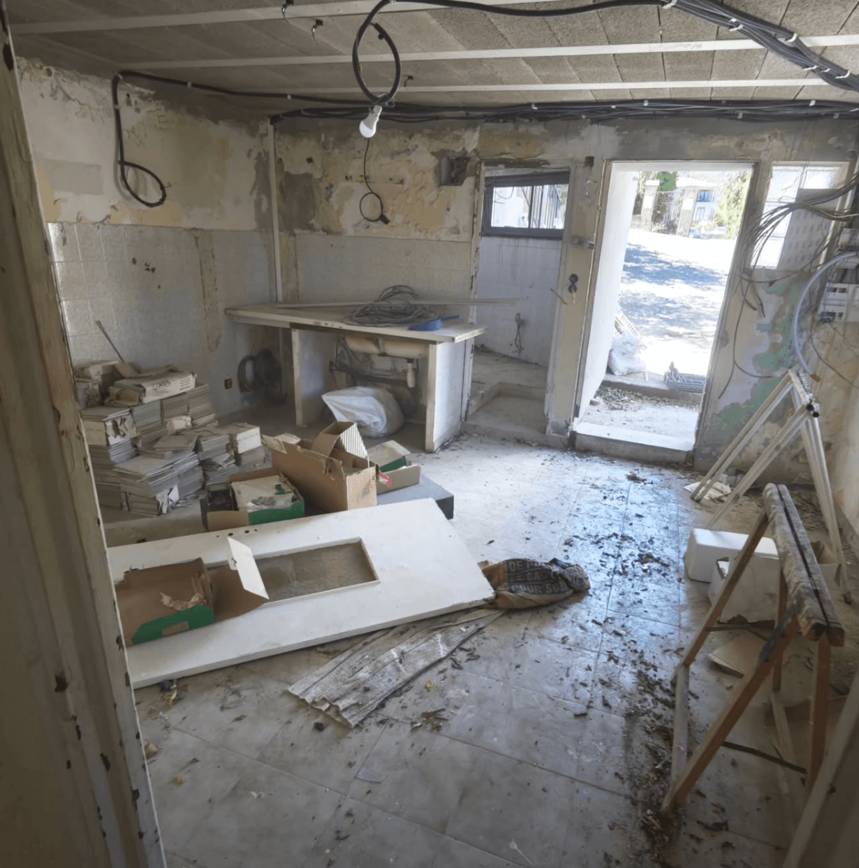 avant d'un chantier de debarras en corse