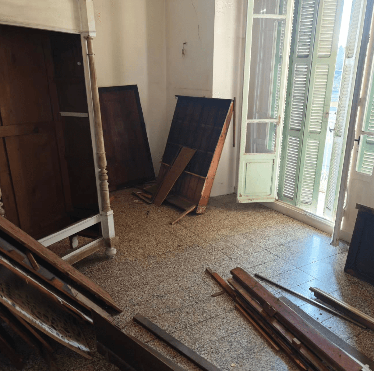 avant d'un chantier de debarras en corse